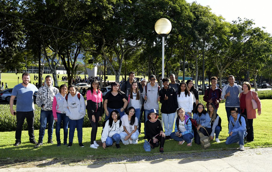 Escola Estadual Emílio de Vasconcelos Costa, de Sete Lagoas, foi representada por 20 estudantes e pelo professor Ricardo Oliveira (primeiro à esquerda) e pela apoio educacional Mary Elizabeth (ao centro, de chapéu)