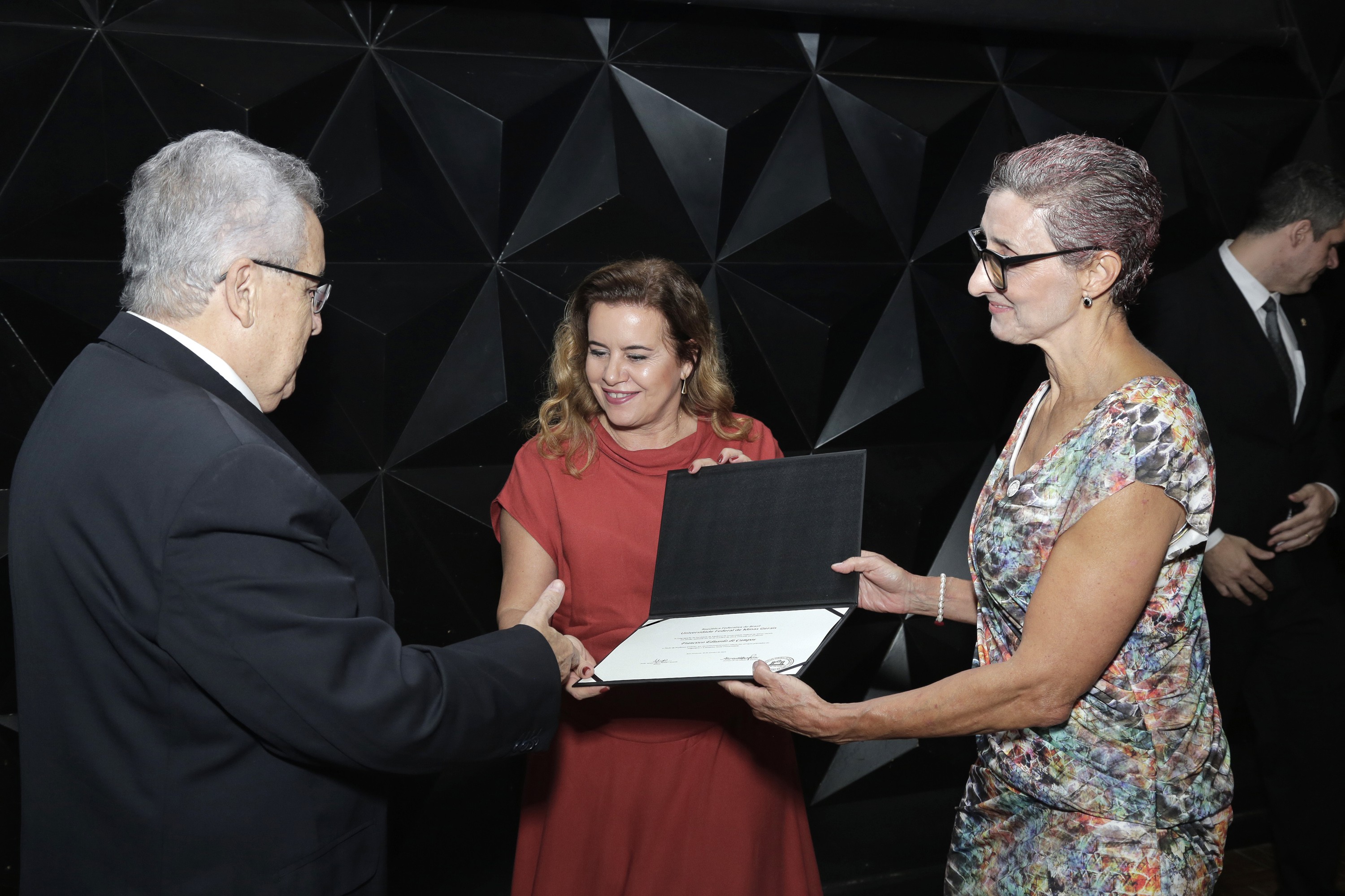 Francisco Campos recebe diploma da reitora Sandra Goulart e de Alamanda Kfoury, diretora da Faculdade de Medicina