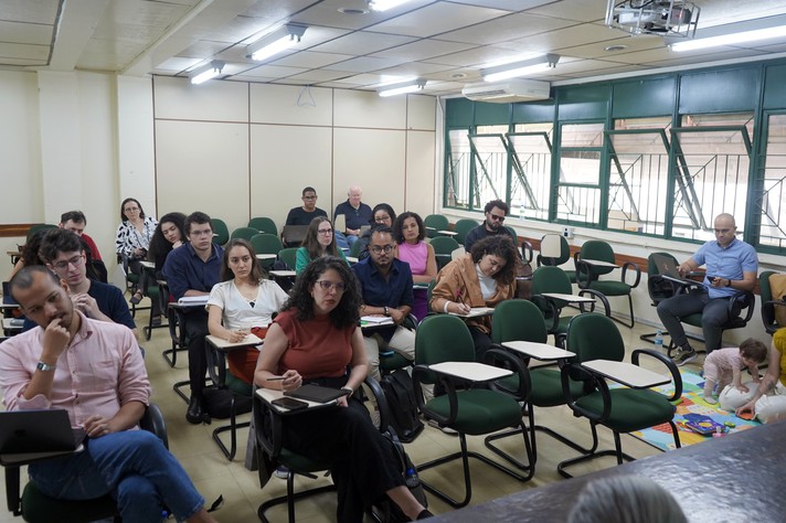 Estudantes participam de mentoria sobre escrita acadêmica