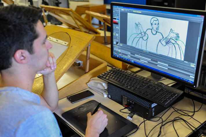 Estudante testa técnicas de animação em mesa digitalizadora.