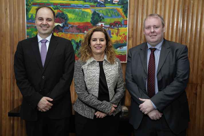 O diretor de relações internacionais da UFMG, Aziz Saliba, a reitora Sandra Goulart e o cônsul geral da Irlanda em SãoPaulo, Barry Tumelty