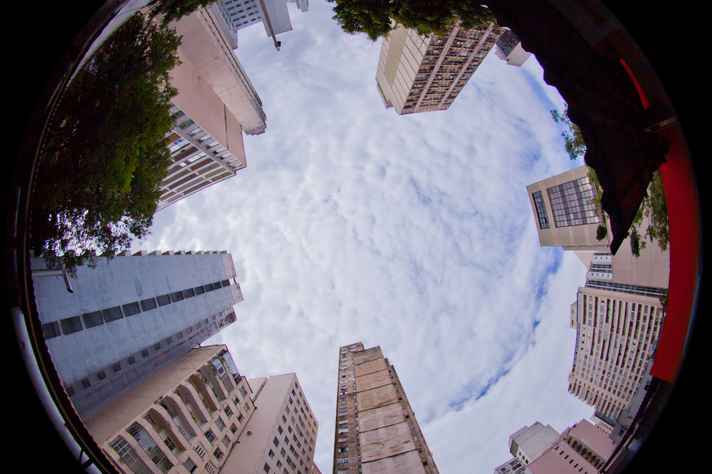 O céu de Belo Horizonte é retratado em imagem [fragmento] da exposição