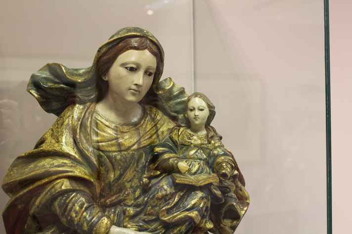 Sant'Ana Mestre: escultura em madeira dourada e policromada do século 19, que integra o acervo do Museu Casa Padre Toledo