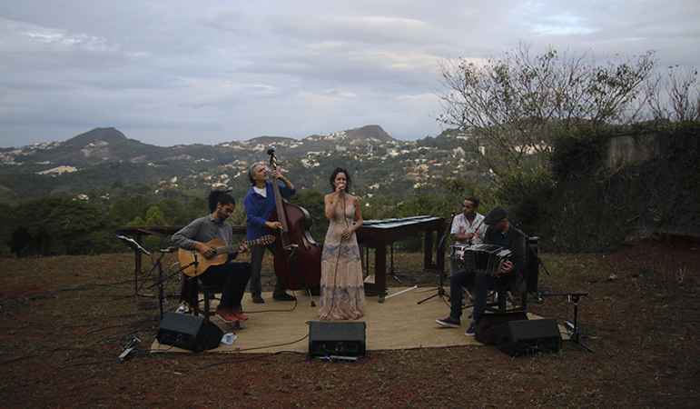 Apresentação da cantora Maísa Moura e banda para a Feira da Música de Minas