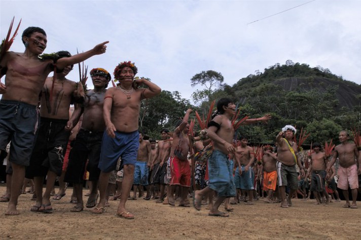 Grupo de Yanomamis em sua terra indígena no estado de Roraima