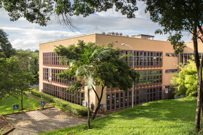 Prédio da Escola de Música, no campus Pampulha, onde estagiário vai exercer as atividades