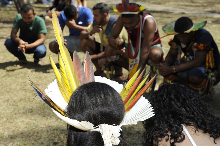 Indígenas em atividade do 'Domingo no campus': programação busca valorizar presença de representantes dos povos originários na UFMG