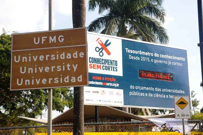 'Tesourômetro' instalado na entrada no campus Pampulha durante a reunião da SBPC, em 2017, mostrava as perdas orçamentárias impostas à área de ciência e tecnologia no Brasil
