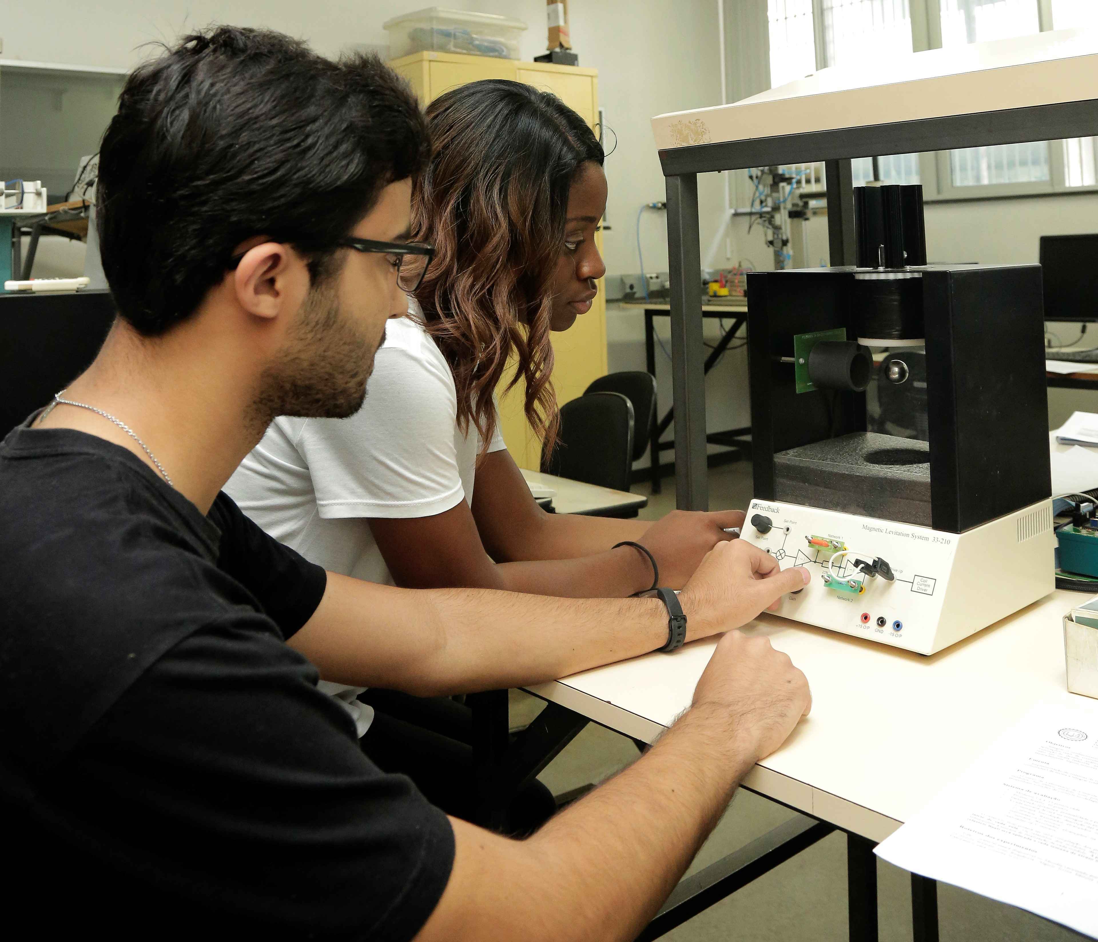 Estudantes de graduação no Laboratório de Controle e Automação da Escola de Engenharia: normas afetam rotina acadêmica