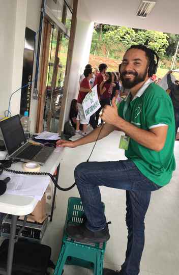 Breno Rodrigues comanda a mesa de som na transmissão do Expresso no Registro Academico