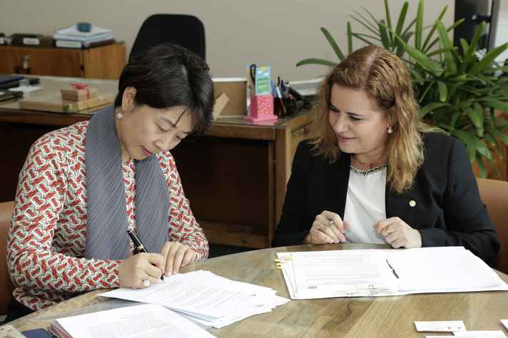 Li Jiashan e Sandra Goulart Almeida assinam documento que estabelece parceria entre universidades