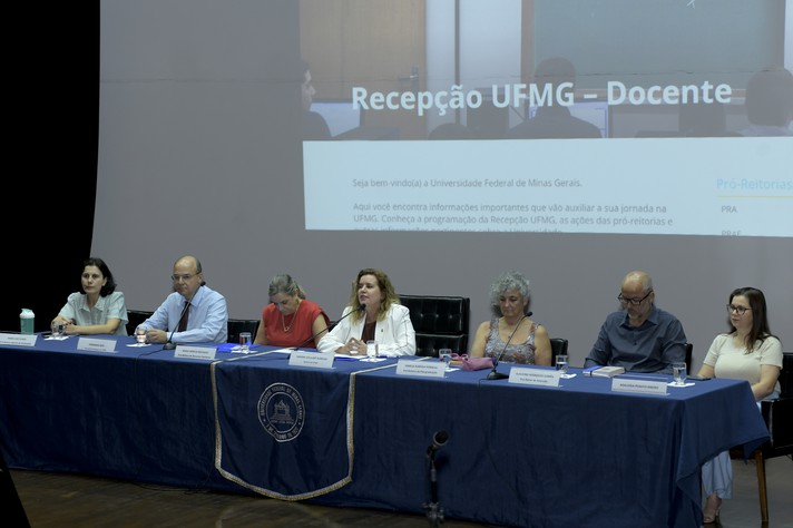 Reitora junto a membros da administração central, na condução do evento