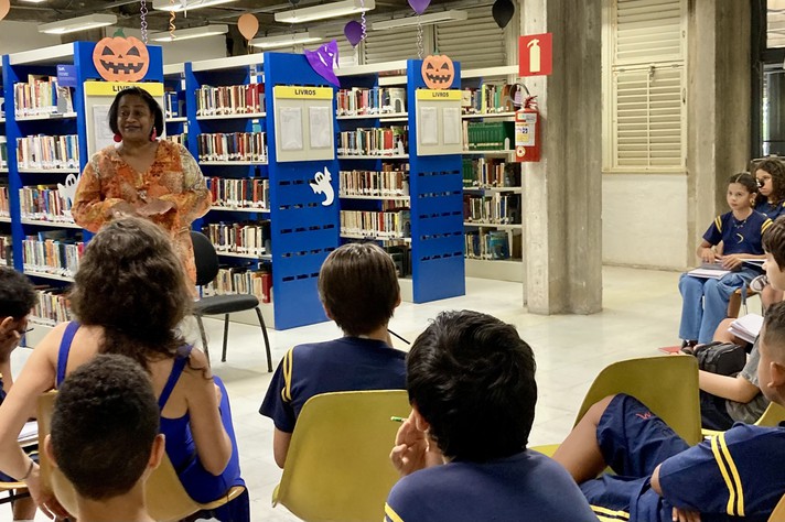 Flávia Filomena, bibliotecária e contadora de histórias, aguça a curiosidade dos alunos do quinto ano do Centro Pedagógico com o conto ‘O enigma da ponte’