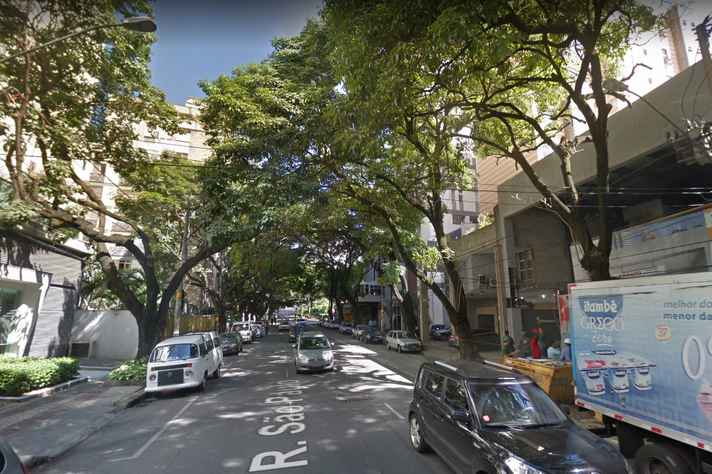 Queda de árvore e de transformador causa incêndio em veículos, em Belo Horizonte