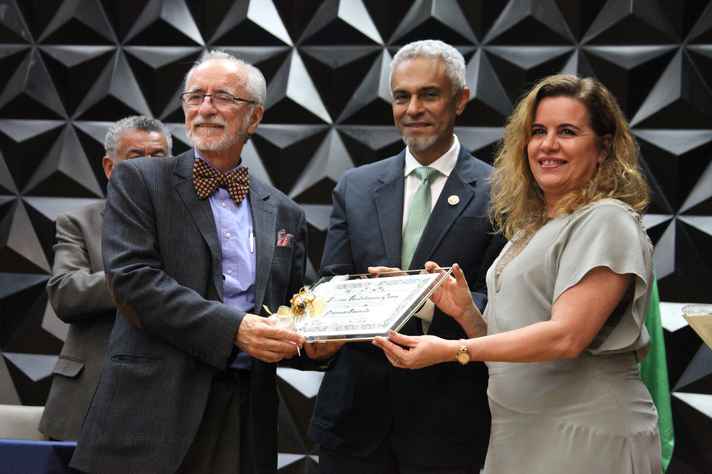Dirceu Greco (à esquerda) recebe placa da reitora Sandra Goulart e do Humberto José Alves, diretor da Faculdade de Medicina