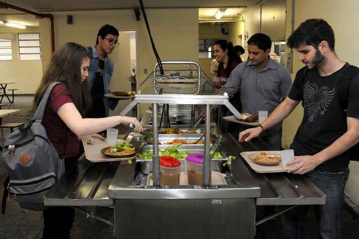 A Fump é responsável pelo funcionamento dos Restaurantes Setoriais, e os alunos assistidos têm subsídios no valor das refeições