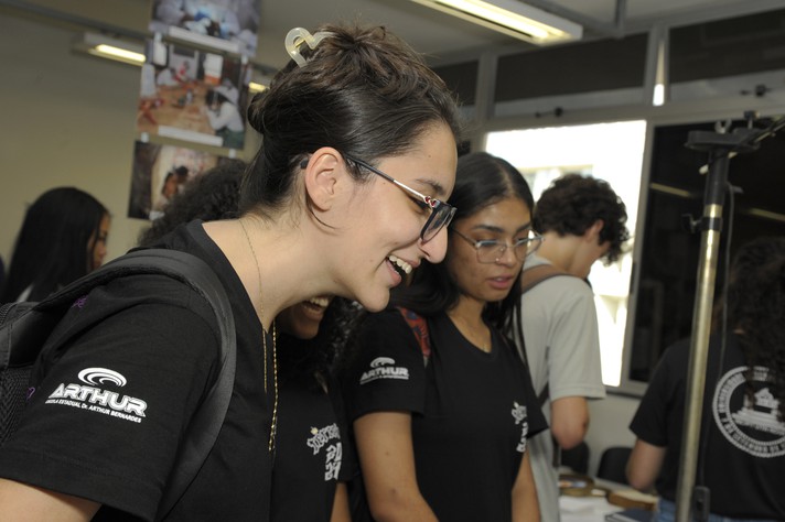 Estudantes em sala interativa na edição 2024 da Mostra Sua UFMG