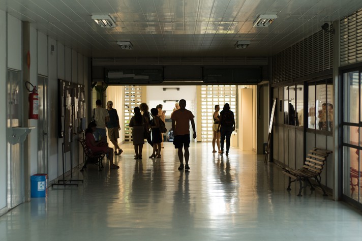 Estudantes transitam por corredor da FaE, unidade é referência na formação docente