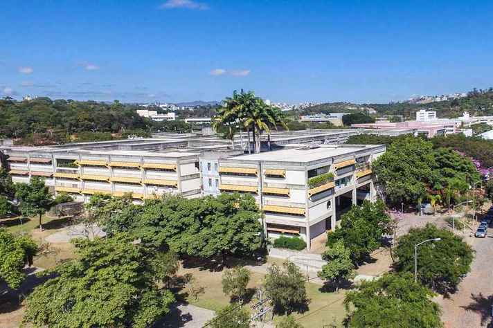 Vista do prédio da Escola de Ciência da Informação, na área central do campus Pampulha: