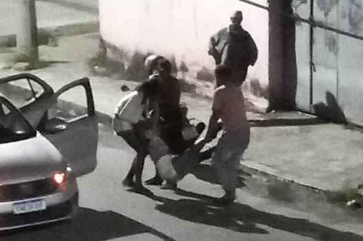 Vítima de bala perdida na chacina da Vila Cruzeiro, na terça-feira, 24/05, é socorrida por moradores.