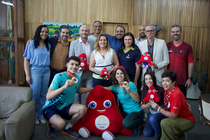 Em clima de festa, Carol e Arthur posam com dirigentes, equipe e a mascote Phryge Paralímpica