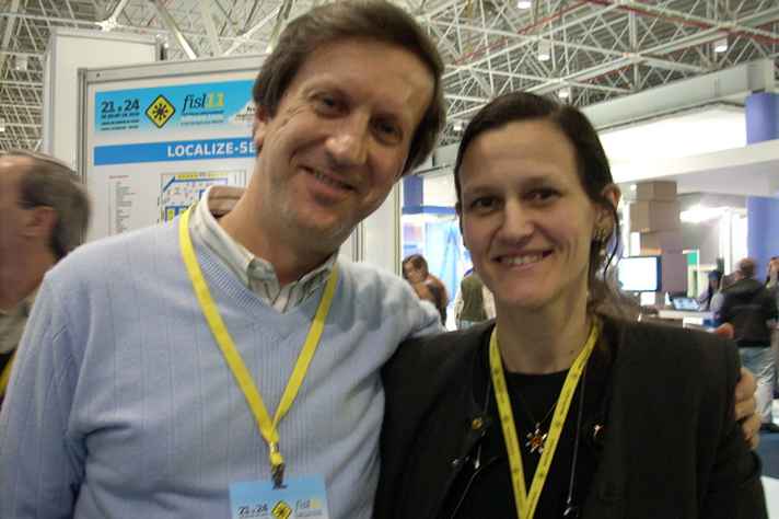 Paulo Slomp com a professora Ana Cristina Fricke, coordenadora do evento: tradução das interfaces do aplicativo