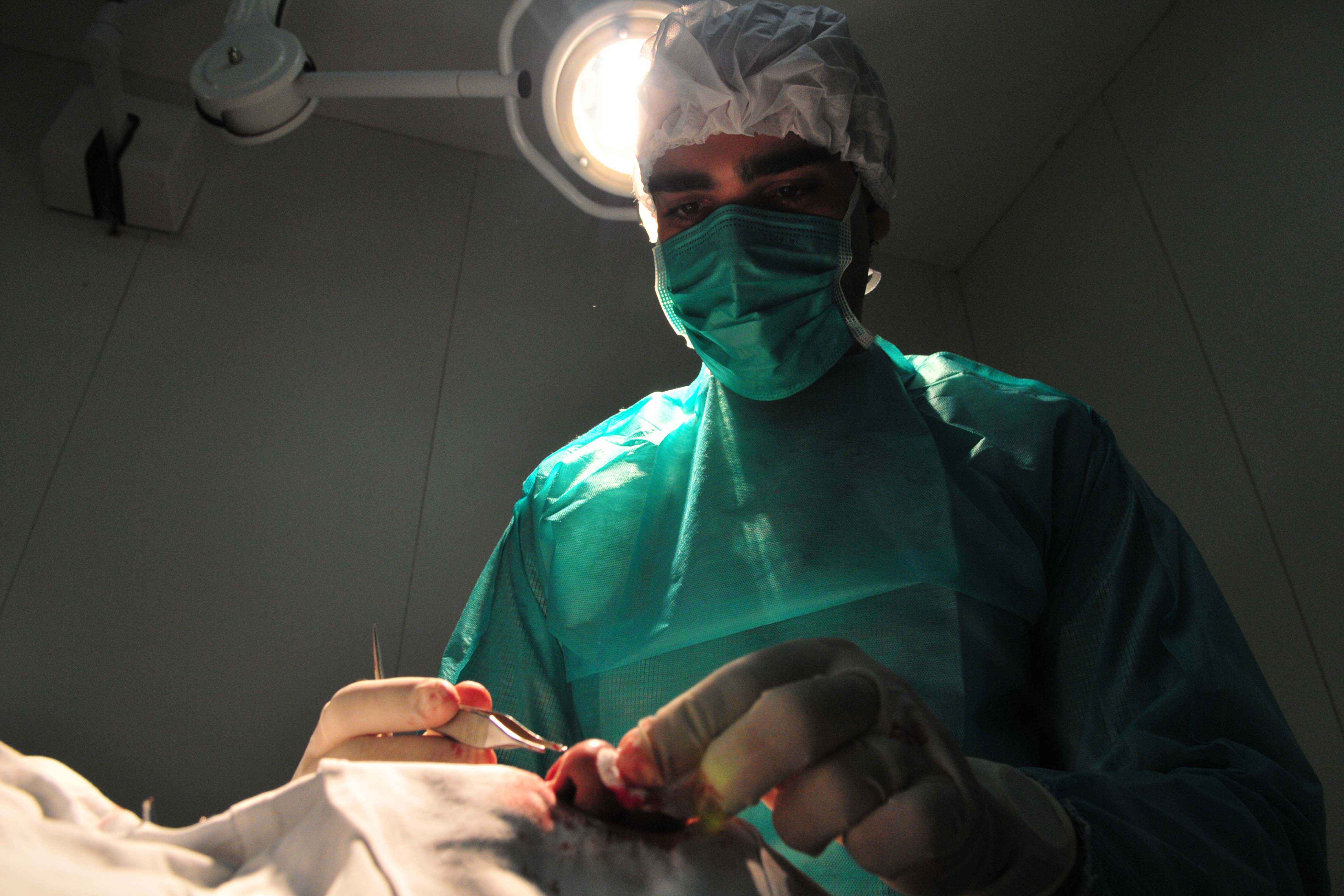 Imagem de uma cirurgia de retirada do tecido doente de um tumor de câncer de pele.