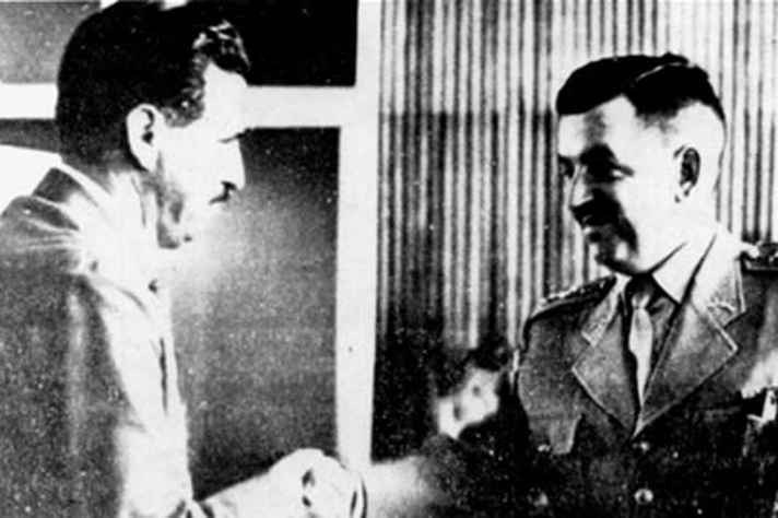 Em 1964, o então reitor Aluísio Pimenta (à esquerda) reassume o cargo ocupado durante alguns dias pelo interventor Expedito Orsi Pimenta