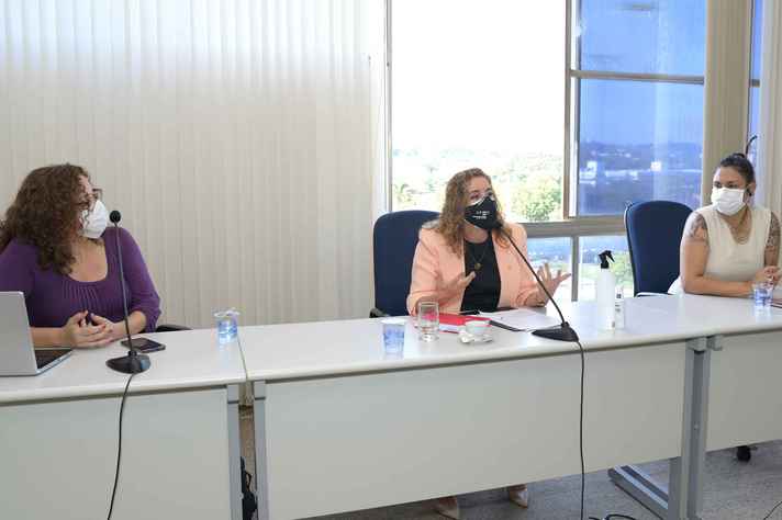 Sandra Goulart (centro) com as diretoras do Congecom, Rose Pinheiro, e do Cedecom, Fábia Lima