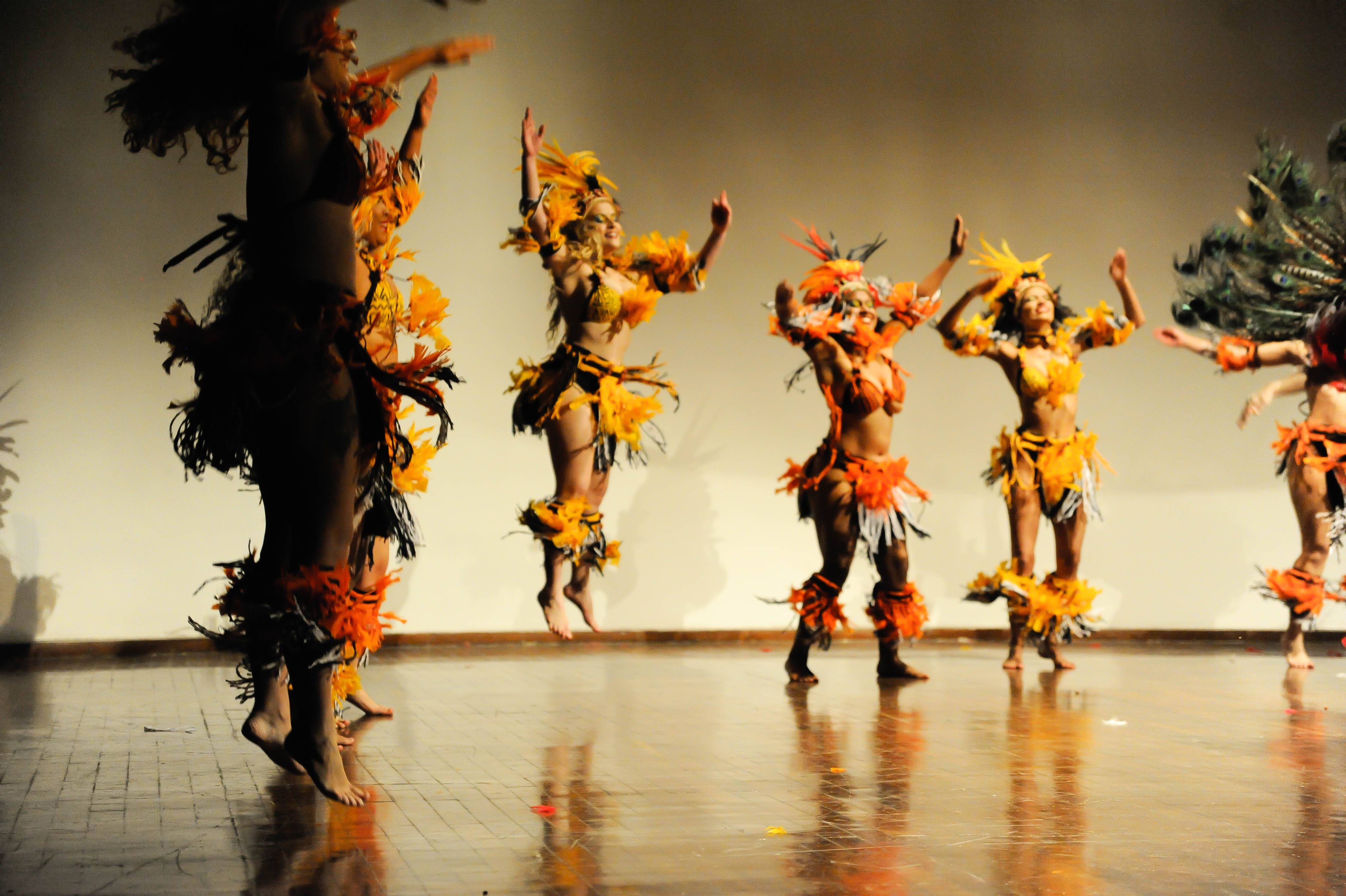 Dançarinas do Sarandeiros em coreografia inspirada em dança indígena