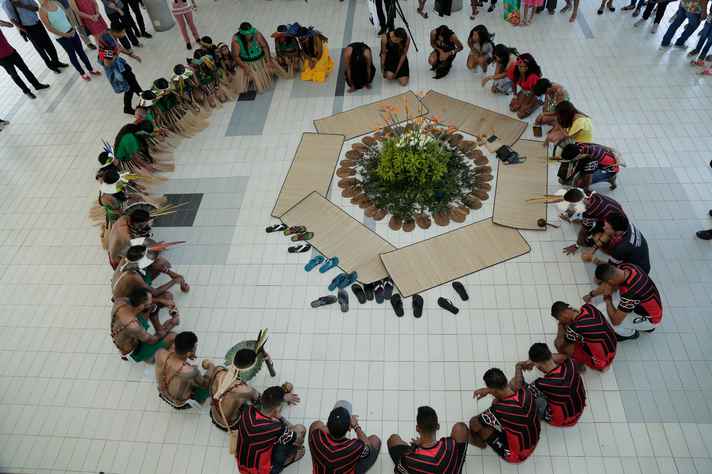 Ritual indígena no saguão da Reitoria