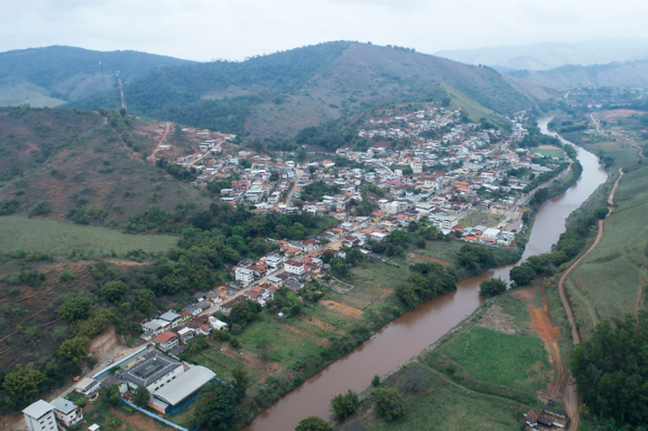 Vista de Barra Longa, às margens do rio do Carmo, um dos municípios contemplado pela Escola do Rio Doce