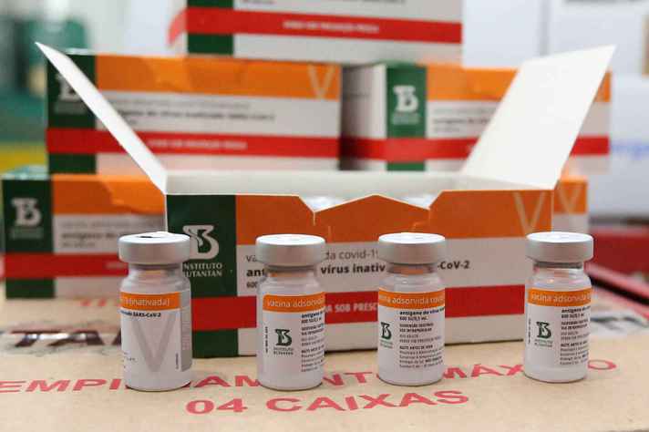 Produzida pelo Instituto Butantan, a CoronaVac foi a primeira vacina aplicada no Brasil