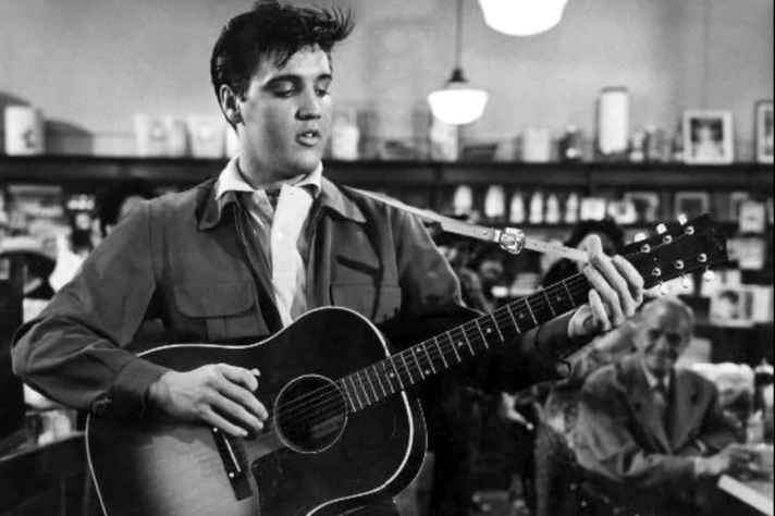 Elvis Presley em cena do filme ‘King Creole’, de 1958
