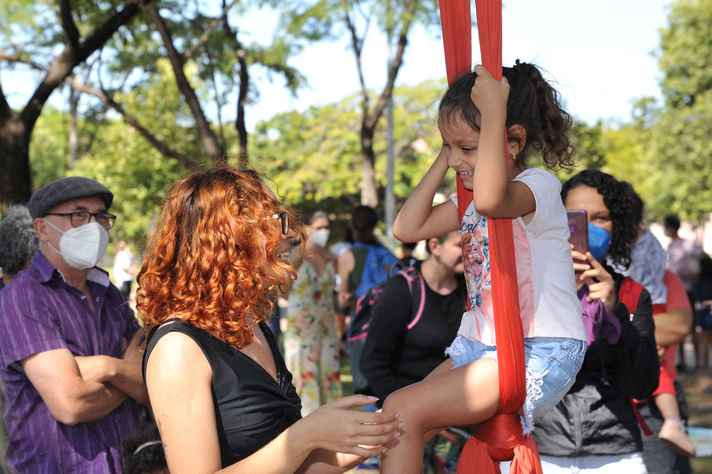 Criança se diverte no 'Circo aéreo', uma das atrações da última edição do 'Domingo no campus'