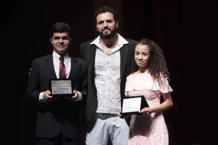 Elias Magalhães foi o vencedor do Sexto Concurso de Jovens Solistas da Orquestra Sinfônica de Minas Gerais, na categoria “Revelação - Canto”