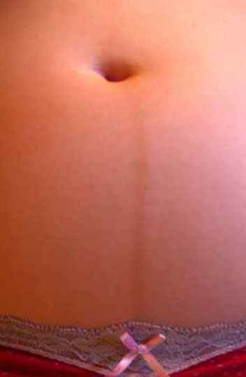 Detalhe da barriga de uma mulher com 22 semanas de gestação
