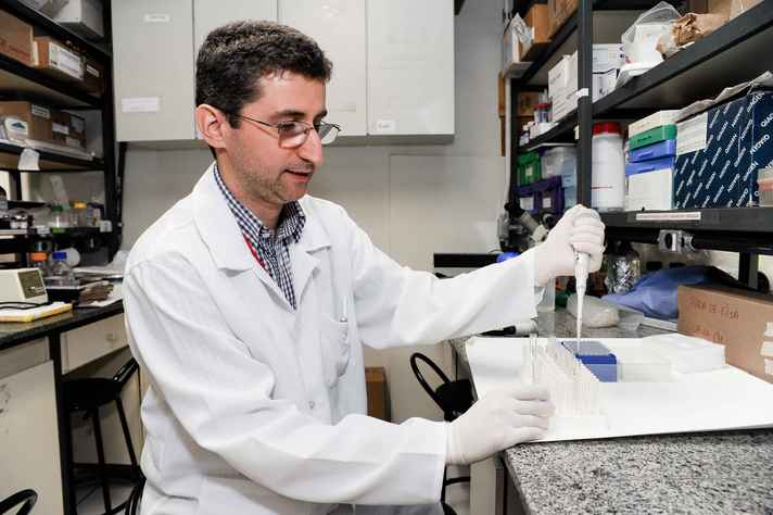Rodolfo Giunchetti em seu laboratório no ICB: vacina representa vantagem tecnológica