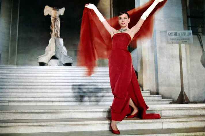 'Cinderela em Paris', com Audrey Hepburn, abre programação deste mês
