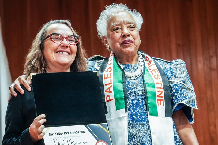 Aativista Diva Moreira (à direita) recebeu a homenagem da professora Maria Guiomar Frota