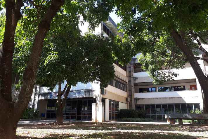 Entrada da Faculdade de Letras da UFMG, sede do Laboratório de Linguagem e Tecnologia, responsável pelo projeto 'teclar.com'