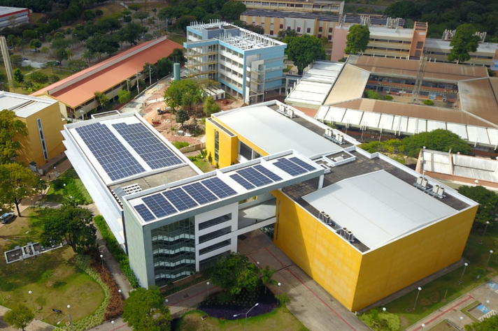 Vista aérea do CAD 3, no campus Pampulha, no qual estão instalados painéis solares, equipamentos que visam ampliar a eficiência energética da UFMG