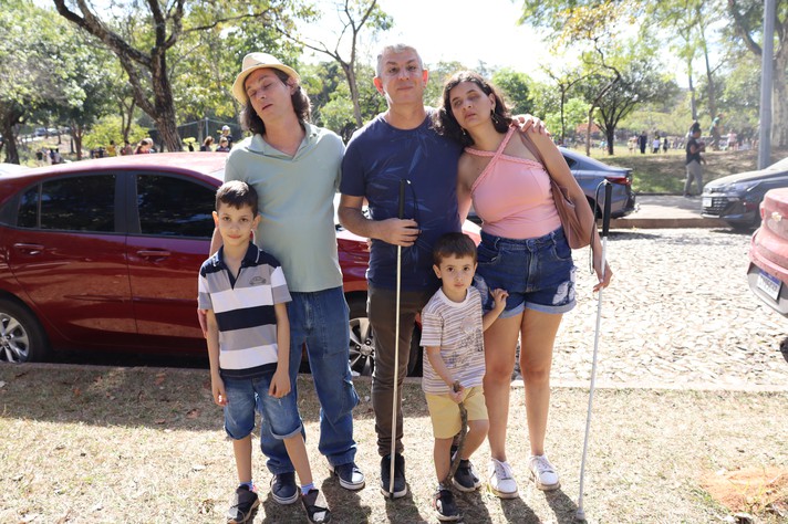 Eduardo Homem de Sá (ao centro) e Amanda Silva de Sá, com a família