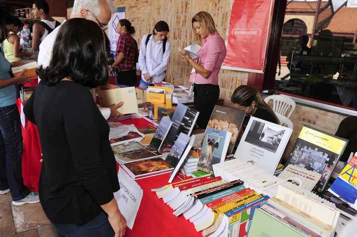 Feira do Livro na Praça de Serviços: 42 editoras