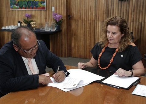 Sandra Goulart Almeida recebeu o vice-reitor de Pesquisa da UNA, Ariel Cárdenas