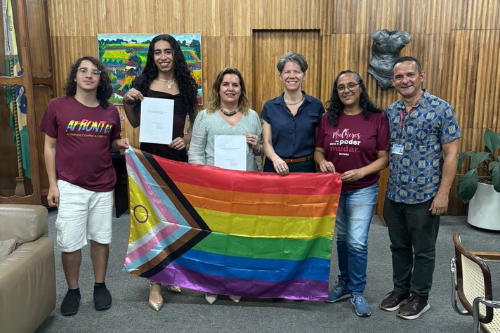 Comissão entrega relatório incial de Política LGBTQIAPN+ à reitora