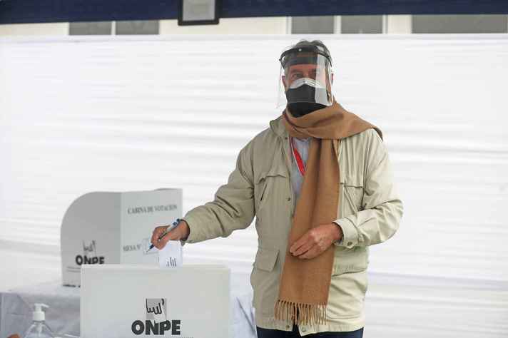 Francisco Sagasti, atual presidente do Peru, votou no segundo turno, utilizando equipamentos de segurança sanitária