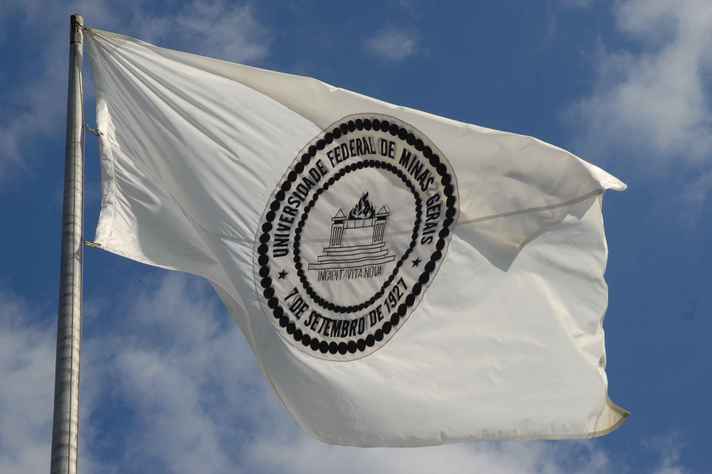 Bandeira da UFMG hasteada nas imediações da Reitoria