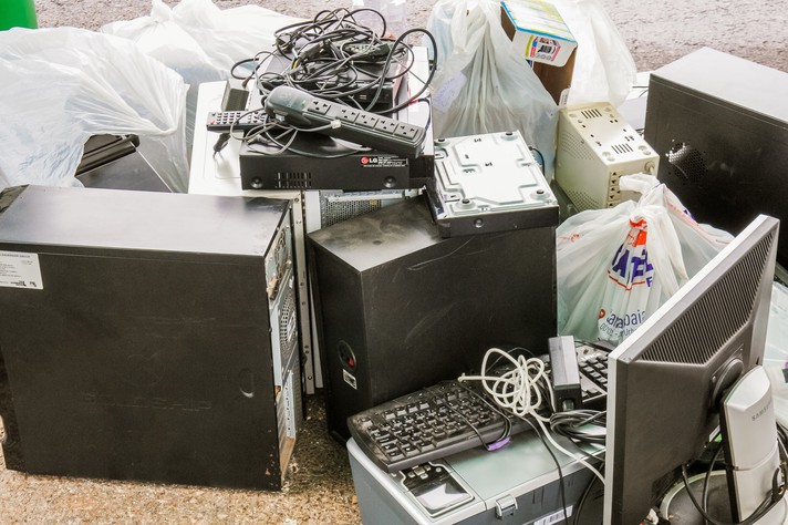 Monitor, teclado, mouse, laptop, CPU, rádio, impressora, telefone e eletrodomésticos estão entre resíduos coletáveis