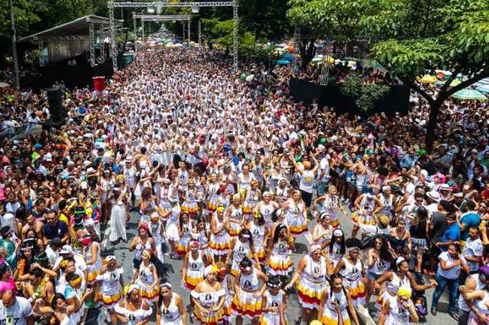 Bloco Baianas Ozadas: Multidão se reúne para pular o Carnaval de Belo Horizonte.
